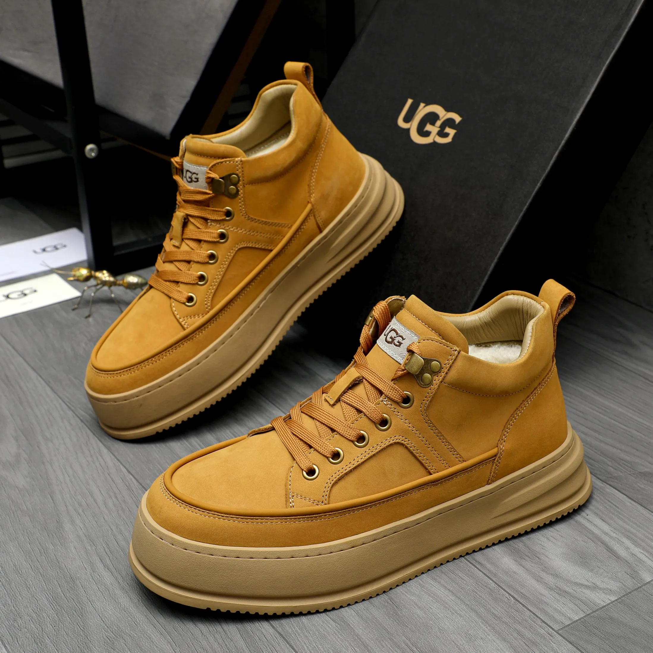 P620 Product trademark: "UGG" Gaobang men's shoes Regular size: 39-44 Product materials: Selected suede cowhide upper, wool lining, original outsole